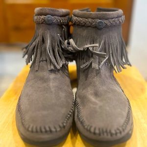Minnetonka Moccasin style boots sz 7.5